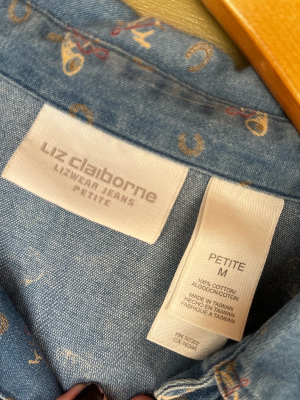 Liz Claiborne Petite Chambray Horseshoe Horn Print Button Down Med Petite - Picture 9 of 9